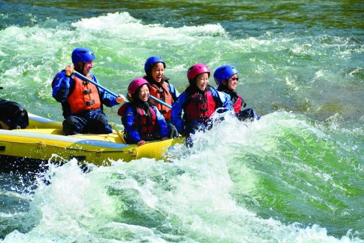 雪解けの激流を駆ける春のラフティング