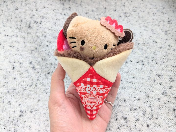マリオンクレープ×HELLO KITTYいちごチョコショコラver.を手に持ったアップ