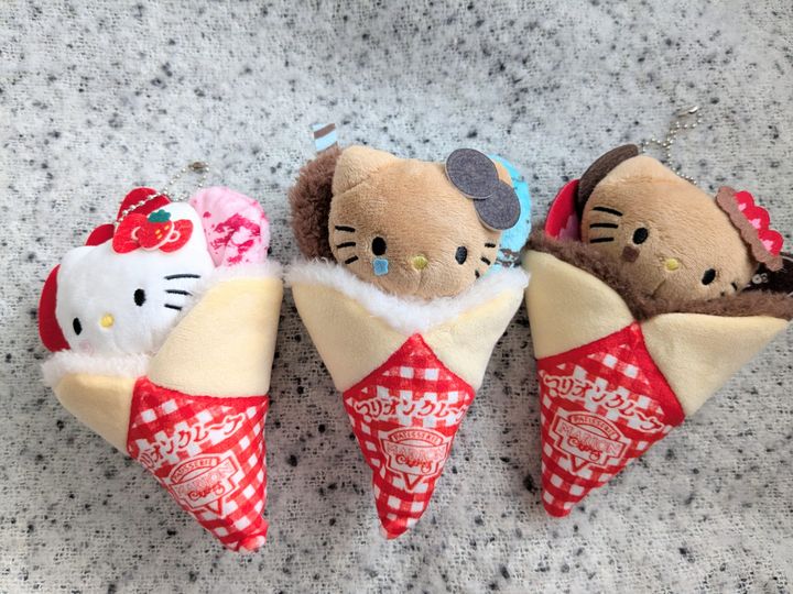 マリオンクレープ×HELLO KITTYぬいぐるみチャームBOOK全3種並べた全体