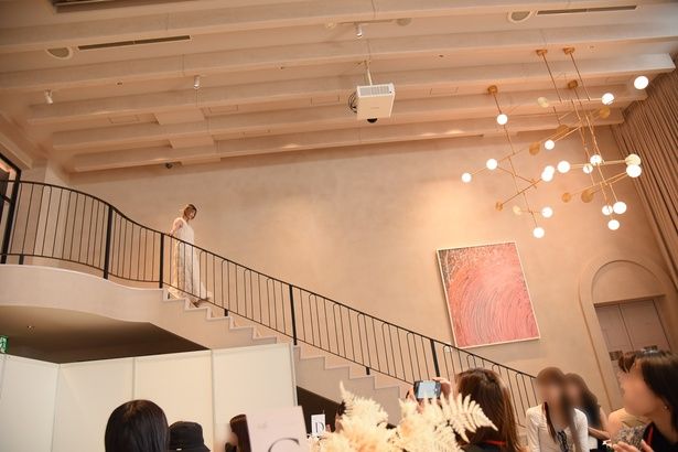 大階段から笑顔で登場する山田優さん 撮影：ソムタム田井