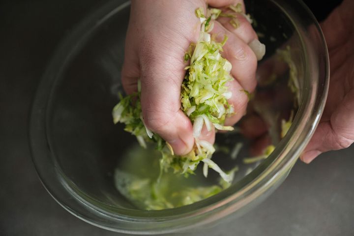 キャベツの塩揉みをつくる