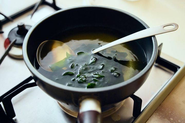 だしにわかめを加える