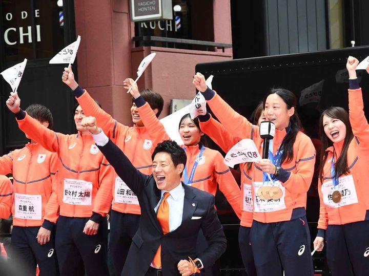 画像: 「We are TEAM JAPAN」と叫び、ガッツポーズを見せる選手たち。