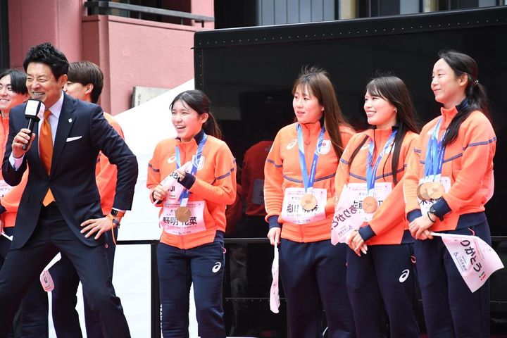 画像: 女子団体パシュートで銅メダルを獲得した（左から）野明花菜、堀川桃香、佐藤綾乃、高木美帆