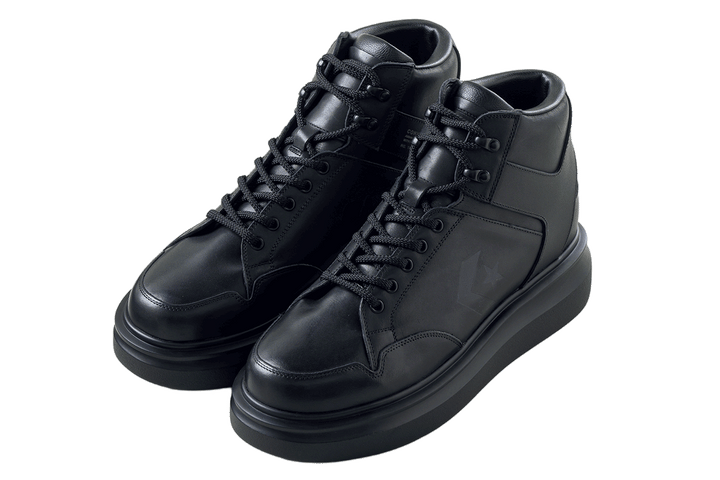 〈コンバース〉のシューズ