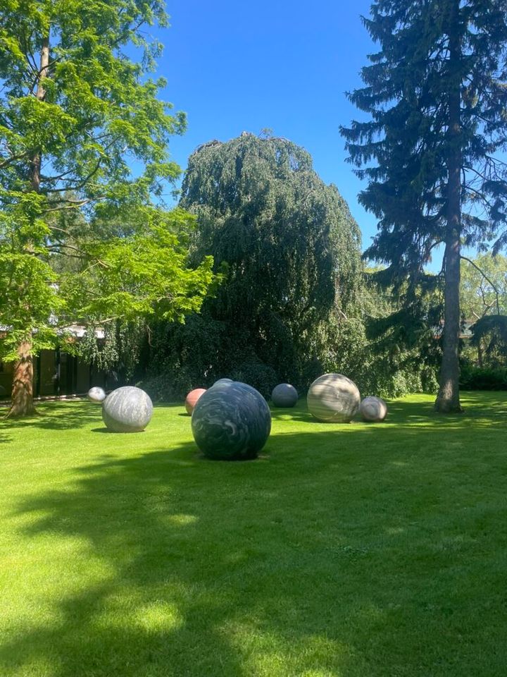 ルイジアナ近代美術館の庭にある大理石の玉