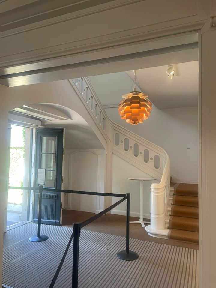 ルイジアナ近代美術館の入り口ポール・ヘニングセンの照明