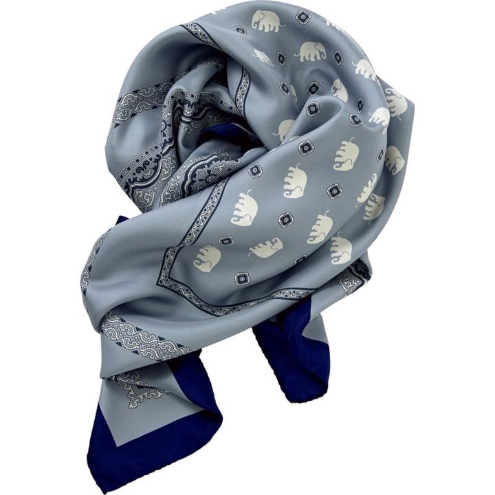 オリエンタルなムードが薫る遊び心のある柄がアクセント。スカーフ￥35,200（ヴィンセンツォ ミオッツァ／真下商事）