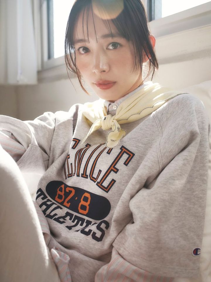 コンパクトめのスカーフを首にキュッと巻いて甘さをトッピング。カジュアルなカレッジロゴスウェットと相反するフェミニンなスカラップスカーフでMIX感を楽しんで。スカーフ￥33,000（ババコ／Orchard Lane Co.,Ltd.） ストライプシャツ￥50,600（インディヴィジュアライズドシャツ／サロン アダム エ ロペ） 半袖スウェットプルオーバー￥7,920（チャンピオン／ジャーナル スタンダード レリューム ルミネ新宿店） スカート￥28,600（エス／sense）