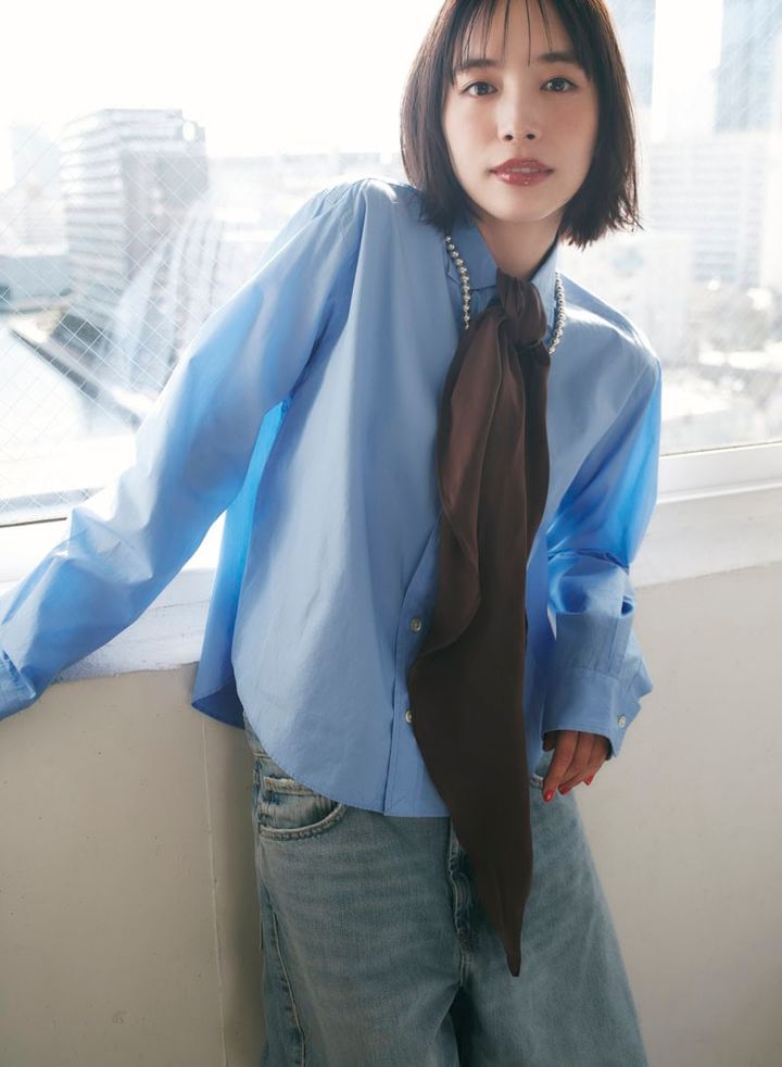 ショート丈シャツに、ボウタイのように結んだ縦へと流れるロングスカーフが、シルクならではのなめらかさと柔和な華やぎ、旬を同時に宿す。ブラウンシルクスカーフ￥12,100（サロン アダム エ ロペ） ネックレス￥58,080（ペヨテ・バード・デザイン／ズットホリック） シャツ￥19,800（ザ シンゾーン／シンゾーン ルミネ新宿店） デニムパンツ￥7,990（ザラ／ザラ カスタマーサービス）