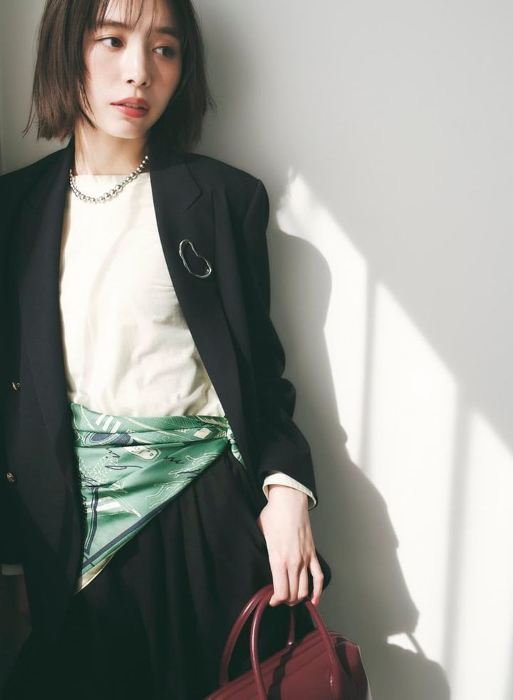 スカーフをベルトのように腰巻きする新たな視点。グリーンボンメールスカーフ￥22,000（マニプリ） ブレザー￥19, 800（ジャーナル スタンダード レリューム／ジャーナル スタンダード レリューム ルミネ新宿店） ロングTシャツ￥10,780（セカンドノーリーズ／ノーリーズ自由が丘店） ハーフパンツ￥16,500（シップス／シップス インフォメーションセンター） ネックレス￥60,500（リエ スタジオ／トゥモローランド） ブローチ￥1,430（アネモネ／サンポークリエイト） バッグ￥48,400（OSOI／OSOI SHINJUKU）
