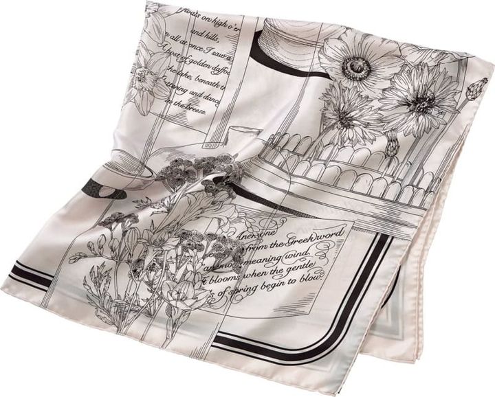 繊細な線画タッチでクラシカルに装える。スカーフ￥22,000（マニプリ）