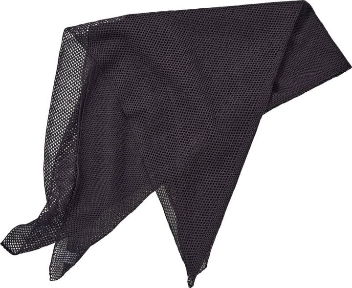 頭にも腰にも、三角フォルムのメッシュスカーフが涼やかでこれからのシーズンに活躍。スカーフ￥26,400（スロー／オデット エ オディール 新宿店）