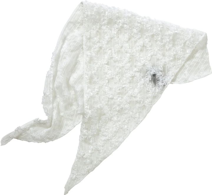 キラッと表情のある素材でハイセンスに。スカーフ￥7,700（オーサムニーズ／ジャック・オブ・オール・トレーズ プレスルーム）