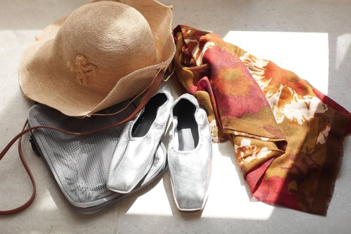 スカーフ¥4,390／ザラ（ザラ カスタマーサービス）、シューズ¥35,200／ペリーコ サニー、ハットバッグ¥73,700／ラスラン バジンスキー（ともにアマン）、仕分けケース¥1,490／無印良品（無印良品 銀座）