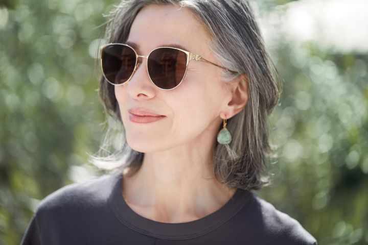 サングラス¥146,300／カルティエ（ケリング アイウエア ジャパン カスタマーサービス）、ワンピース¥31,900／プロタゴニスタ（アマン）、ピアス（両耳で）¥22,000／マナ ローザ ジュエル（マナ ローザ）