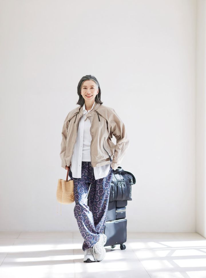 ジャケット¥77,000／ゴールドウイン ゼロ（ゴールドウイン カスタマーサービスセンター）、シャツ¥35,200、インナー¥12, 100／ともにドゥーズィエム クラス、パンツ¥54,450／バナナタイム（すべてミューズ ドゥ ドゥーズィエムクラス ロッポンギ）、ネックレス¥27,500／シーエックスシー、手に持ったハットバッグ¥73,700／ラスラン バジンスキー（ともにアマン）、シューズ¥38,500／ノーネーム（ストックマン）、バッグ¥201,300、スーツケース¥297,000／アニヤ・ハインドマーチ（アニヤ・ハインドマーチ ジャパン）