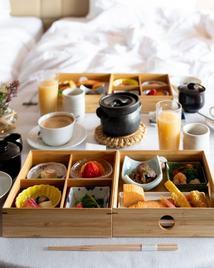 お重で提供される「和朝食」。焼き魚や小鉢が付き、京都府産コシヒカリのご飯かお粥が選べる