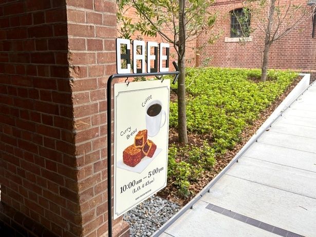 レトロなかわいらしさがあるミュージアムカフェの看板は、赤レンガにぴったり！