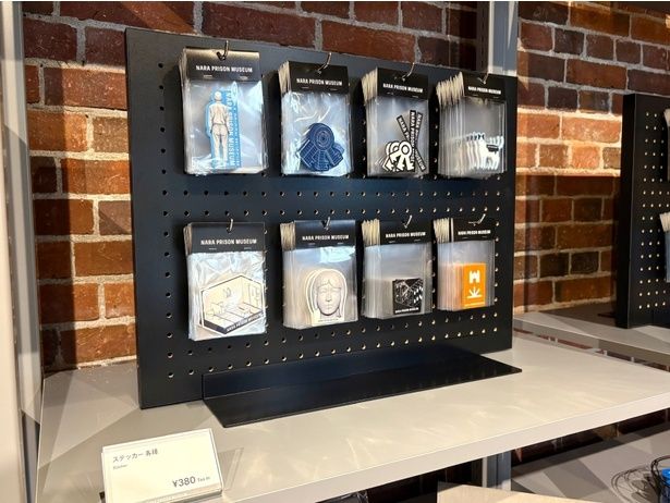 「ステッカー」(各380円)