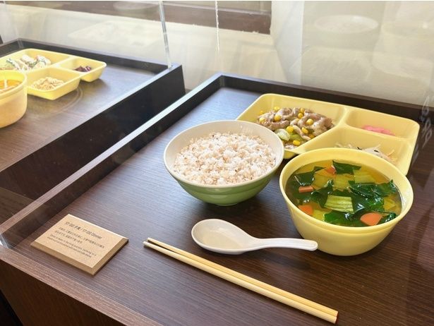 「食事」の部屋にある夕食のサンプル