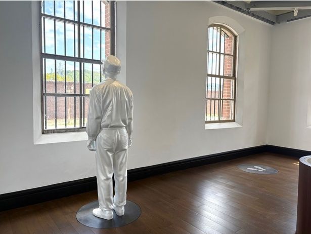 「自由」の部屋には受刑者の像が立っている