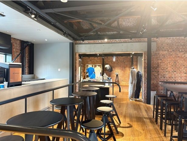 ミュージアムカフェの内観。奥にはショップがある