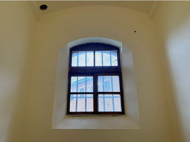 部屋は狭いのに、天井は高い。受刑者たちはここで何を思うのだろうか