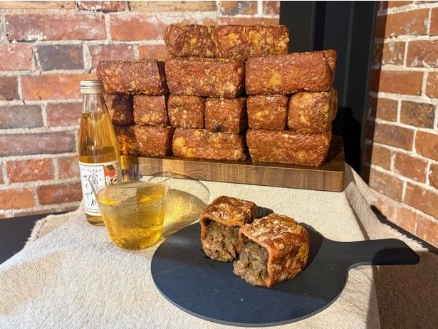 「レンガカレーパン」(600円)とご当地ソーダ