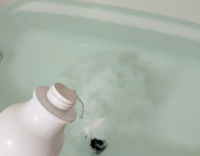 MASHUU ヒバユノモトをお湯に注いでいる様子