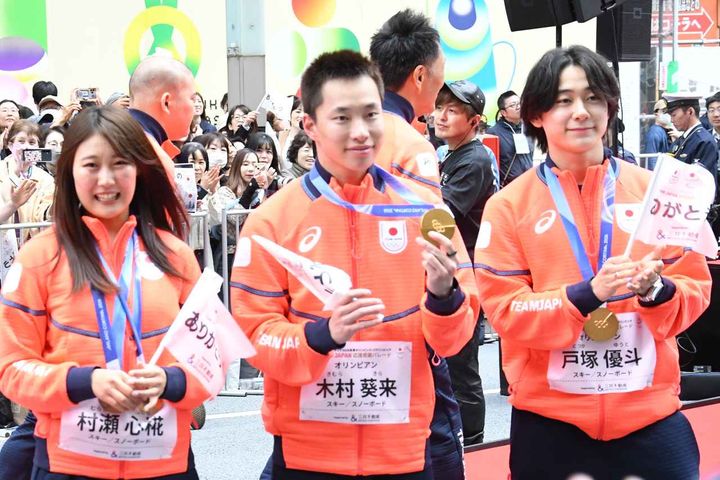 画像: 写真撮影に応じる金メダリスト3名