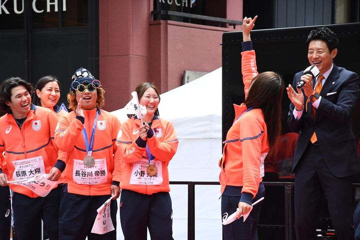 画像: ビッグエア決勝で見せたガッツポーズを披露する村瀬心椛