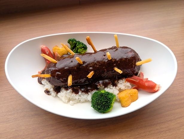 「ナマコカレー」(1030円)。ベーコンポテトが入った揚げパンに黒いカレーをかけて、高知の芋けんぴで仕上げている。カレーの辛さがマイルドなので、子どもでも食べやすい