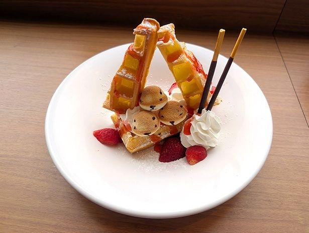 「カワウソワッフル」(数量限定・980円)。ワッフルのすき間からのぞく、鈴カステラのカワウソたち。手描きなので、表情が少しずつ違うのもかわいい