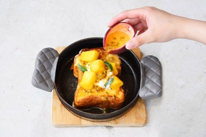 THE CRAFT Bar and Grill 飲めるフレンチトースト マンゴー & フレッシュリリコイソース