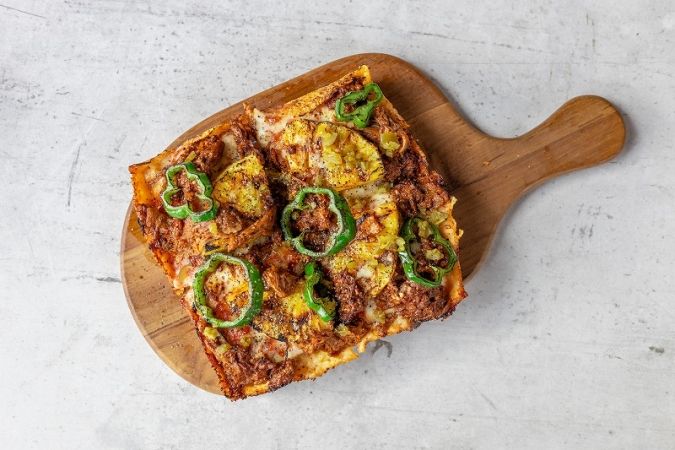 THE CRAFT Bar and Grill パイナップルとプルドポークのデトロイトピザ