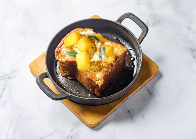 THE CRAFT Bar and Grill 飲めるフレンチトースト マンゴー & フレッシュリリコイソース