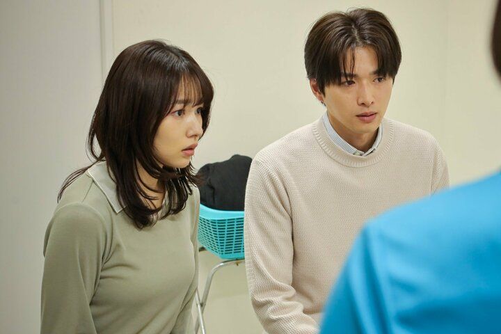 【写真・画像】がん告知の夫に寄り添う美人妻、寝顔の横で検索したのは「死亡保険金」… 『余命3ヶ月のサレ夫』第1話 2枚目