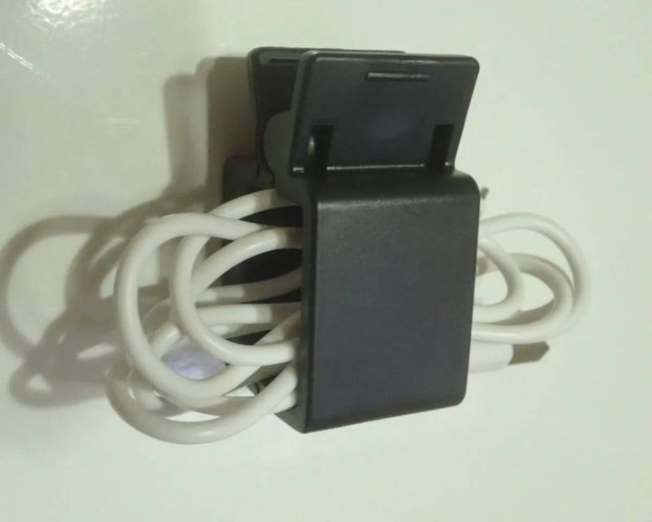 DAISO(ダイソー)：マグネット付コードクリップ