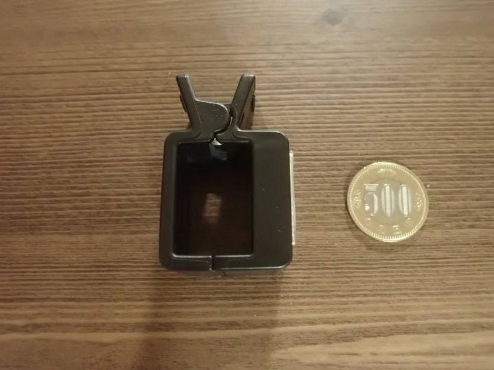 DAISO(ダイソー)：マグネット付コードクリップ