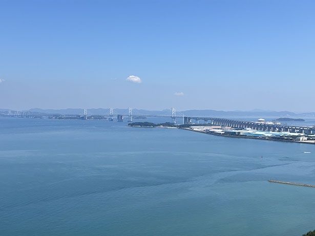 屋上のスカイデッキからは宇多津の街並から瀬戸内海、瀬戸大橋まで360度の絶景が見渡せる 提供：ゴールドタワー