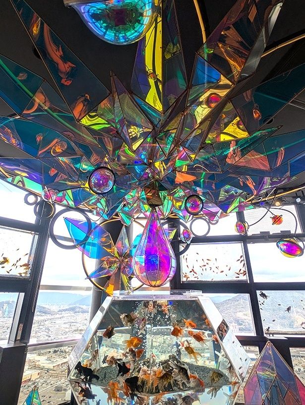 ミラーとアクリルとライティング技術を使った演出は、昼と夜とで異なる雰囲気を持つ