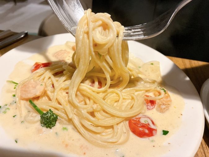 ビストロレグナ サーモンのレモンクリームパスタ