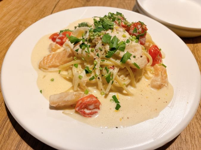 ビストロレグナ サーモンのレモンクリームパスタ