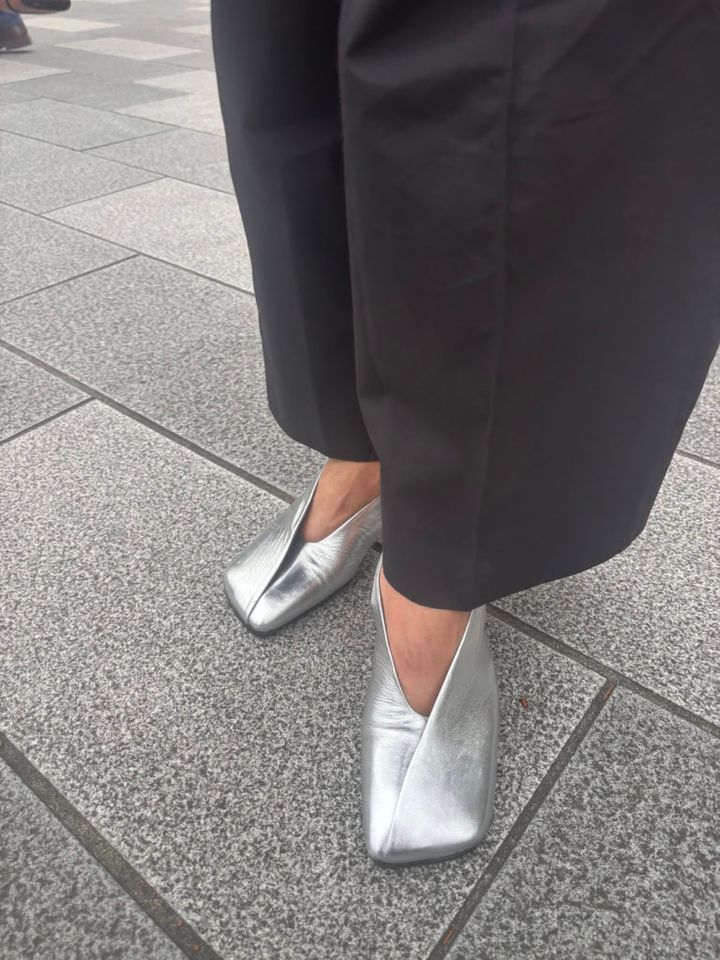 モードなシルバー靴もポイントに