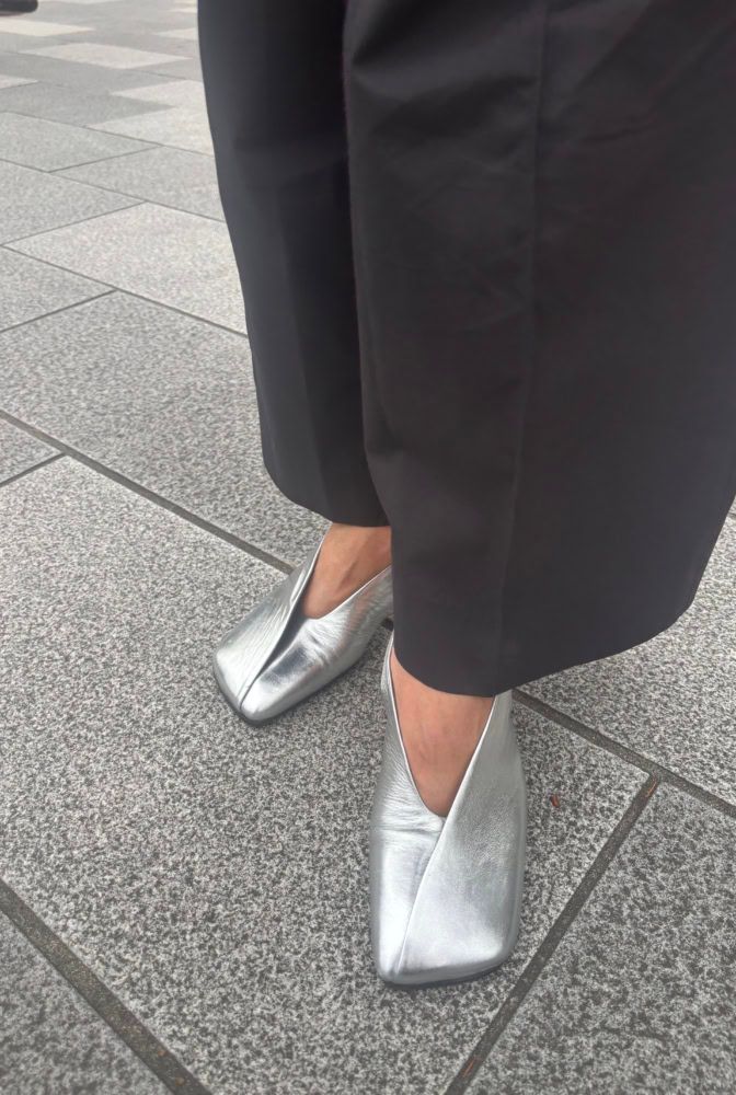 モードなシルバー靴もポイントに