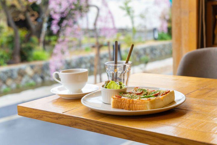 京都・高瀬川のリバーサイドカフェ「murmur coffee kyoto」で、せせらぎに耳を傾けて1杯のコーヒーを♪