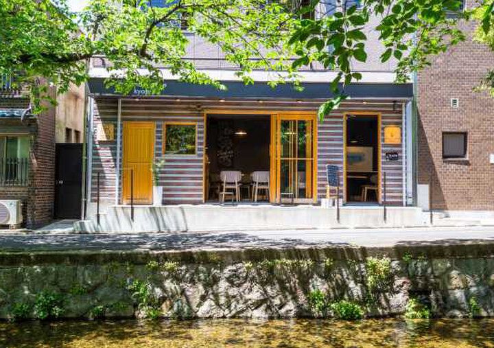 京都・高瀬川のリバーサイドカフェ「murmur coffee kyoto」で、せせらぎに耳を傾けて1杯のコーヒーを♪