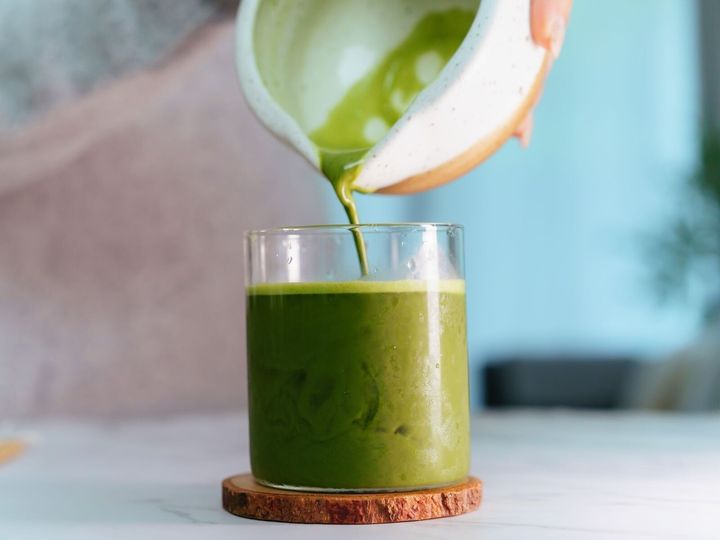 【管理栄養士が回答】疲れたときに抹茶を飲むと、どのような効果があるのでしょうか？ 抹茶に含まれる成分がもたらすリフレッシュ効果や、摂取する際の最適なタイミング、注意点について分かりやすく解説します。（※画像：Shutterstock.com）