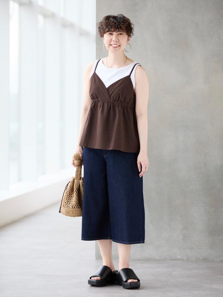 クロップド丈で足もとがすっきりまとまりレジャーにも使えそう 出典：StyleHint